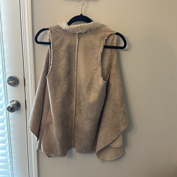 Vest - Picture 2 of 3